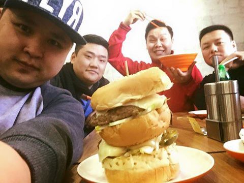 “Yummy Chicken”-д дурласан олны танил эрхэмүүд